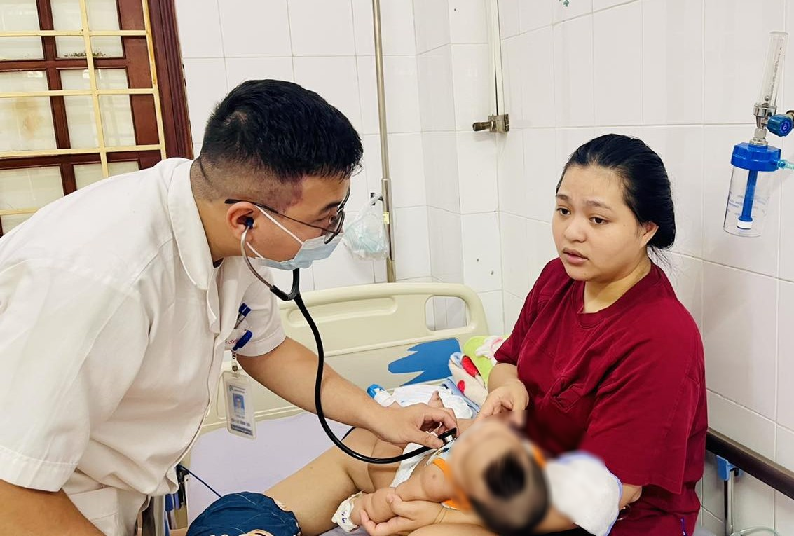 Phòng ngừa viêm phổi do RSV cho trẻ dưới 1 tuổi khi giao mùa- Ảnh 2.