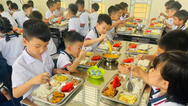 bua-an-ban-tru-17787459923361400649365 Chuẩn hóa dinh dưỡng học đường toàn quốc- Ảnh 1.
