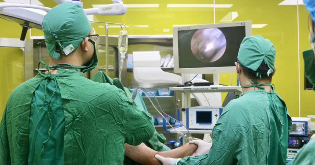 Đau vai kéo dài, đi khám phát hiện bị đứt hoàn toàn cơ trên gai