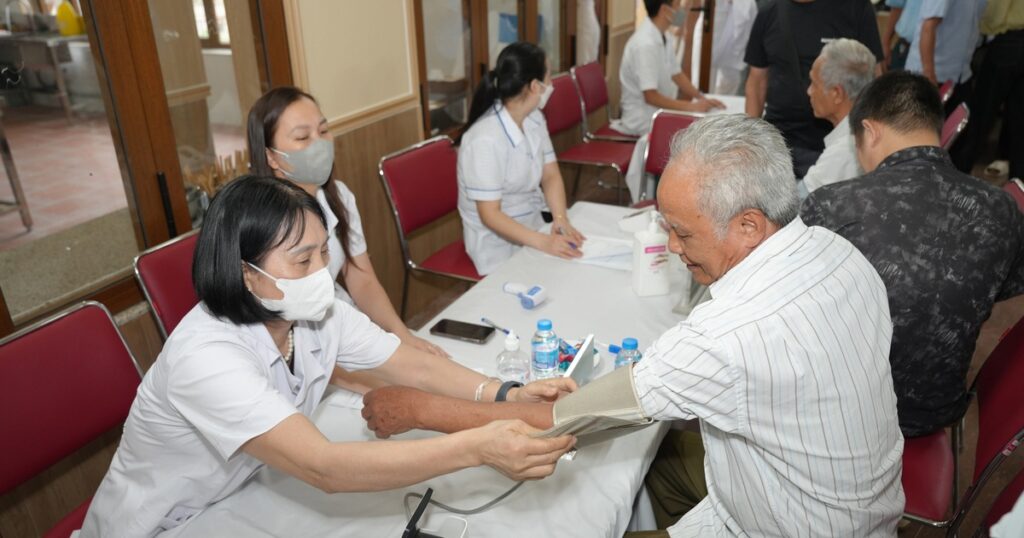 Mang dịch vụ y tế chất lượng miễn phí đến với người có công, gia đình chính sách tại Yên Bài