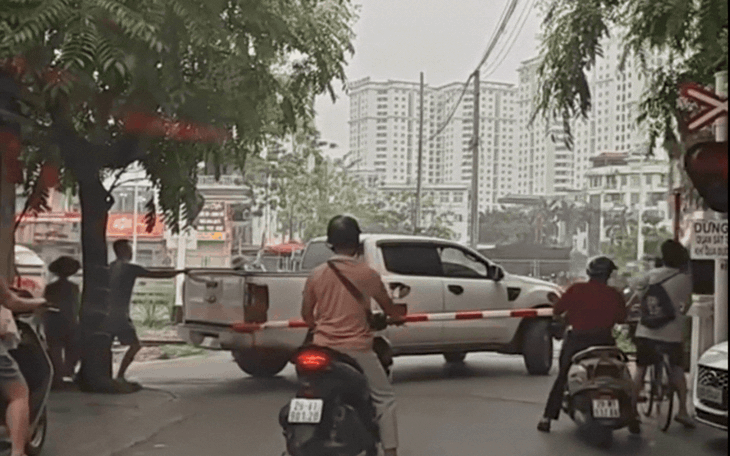 Video: ‘Thót tim’ ô tô vượt rào chắn đường sắt, thoát nạn trong gang tấc