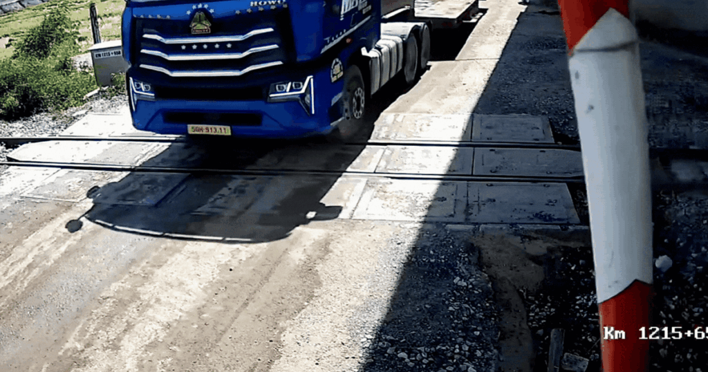 Video xe đầu kéo tông gãy cần chắn, vượt đường sắt ngay trước khi tàu đi qua