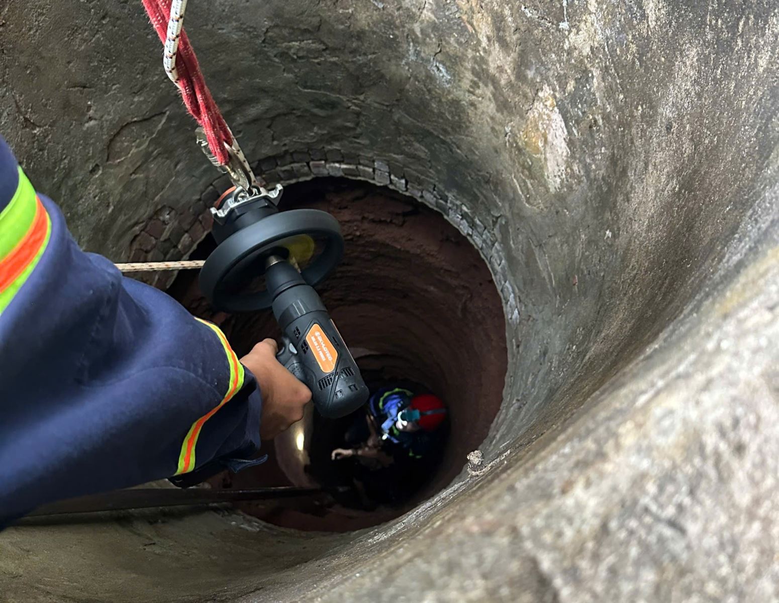 TPHCM: Giải cứu người rơi giếng sâu 35m- Ảnh 1.