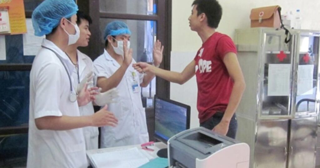Từ 15/5, tấn công, xúc phạm nhân viên y tế, đăng tin sai về sự cố y khoa sẽ bị xử phạt đến 40 triệu