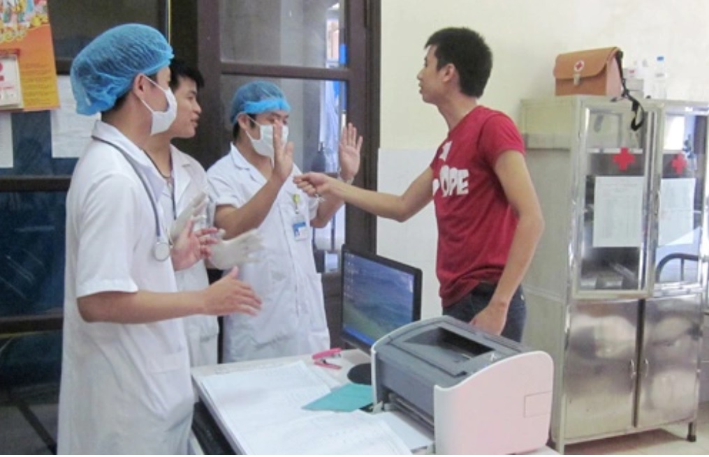 hanh-hung-nhan-vien-y-te-16600404011921452727718 Từ 15/5, tấn công, xúc phạm nhân viên y tế, đăng tin sai về sự cố y khoa sẽ bị xử phạt đến 40 triệu- Ảnh 1.