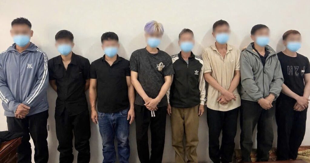 Bắt quả tang 8 người đang đánh ‘liêng’ ở nơi tổ chức hiếu lễ
