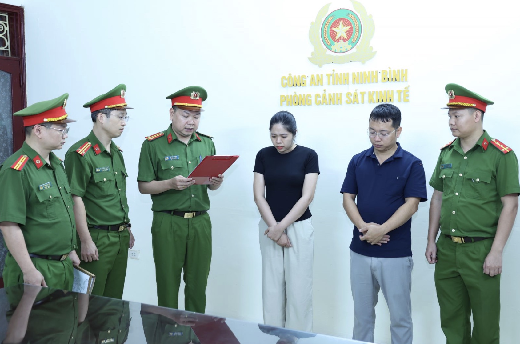 Khởi tố 2 đối tượng vì dàn xếp đấu giá 14 lô đất- Ảnh 1.