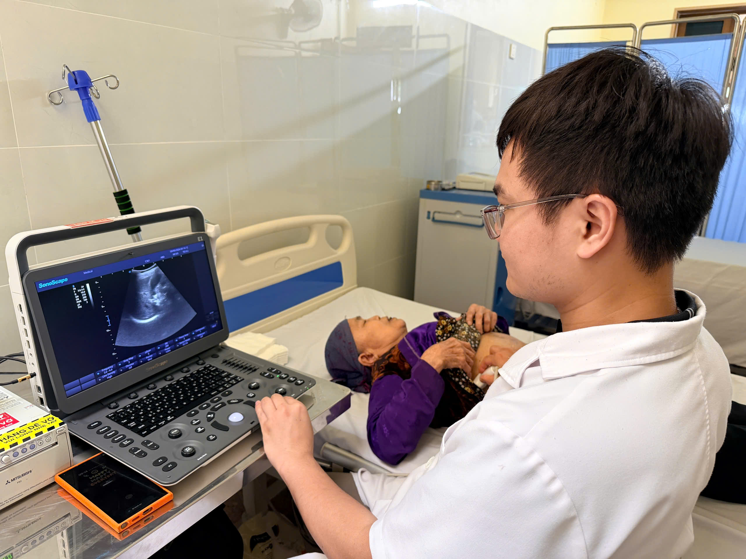 Mang dịch vụ y tế chất lượng miễn phí đến với người có công, gia đình chính sách tại Yên Bài- Ảnh 3.