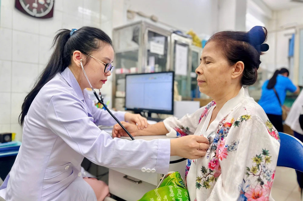 kham-suc-khoe-17780664855931999890200 Tổ chức khám sức khỏe định kỳ, sàng lọc miễn phí toàn dân từ năm 2026- Ảnh 1.