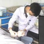 Vi phẫu cứu ngón tay đứt lìa cho nữ công nhân phụ hồ bị máy trộn bê tông cuốn nát bàn tay