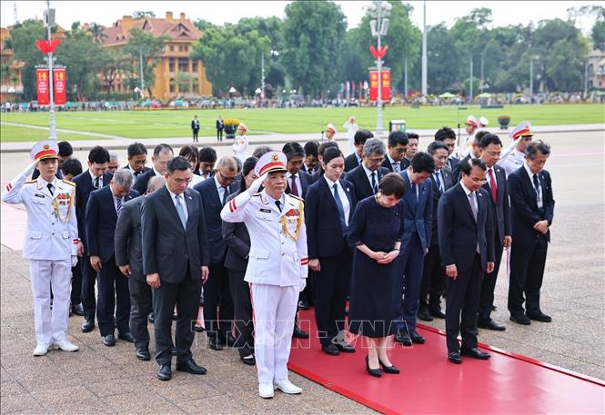 Thủ tướng Nhật Bản đặt vòng hoa viếng Chủ tịch Hồ Chí Minh và Đài tưởng niệm các Anh hùng liệt sỹ- Ảnh 3.
