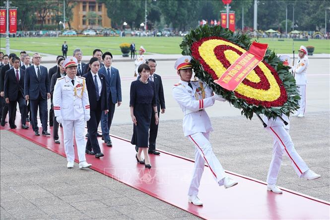Thủ tướng Nhật Bản đặt vòng hoa viếng Chủ tịch Hồ Chí Minh và Đài tưởng niệm các Anh hùng liệt sỹ- Ảnh 1.
