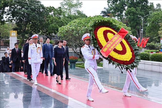 Thủ tướng Nhật Bản đặt vòng hoa viếng Chủ tịch Hồ Chí Minh và Đài tưởng niệm các Anh hùng liệt sỹ- Ảnh 5.