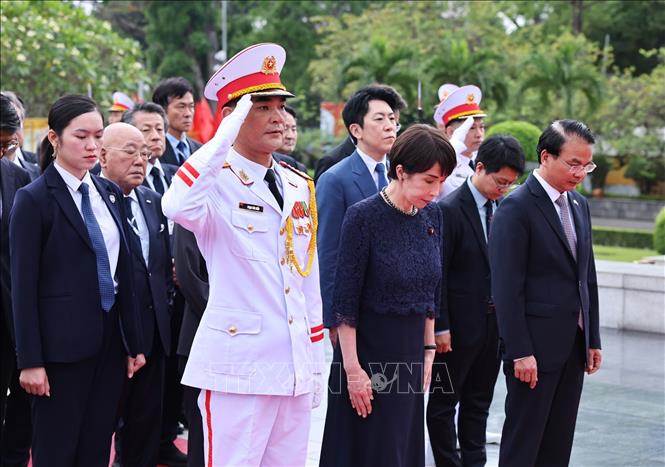 Thủ tướng Nhật Bản đặt vòng hoa viếng Chủ tịch Hồ Chí Minh và Đài tưởng niệm các Anh hùng liệt sỹ- Ảnh 7.