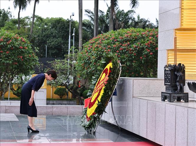 Thủ tướng Nhật Bản đặt vòng hoa viếng Chủ tịch Hồ Chí Minh và Đài tưởng niệm các Anh hùng liệt sỹ- Ảnh 6.