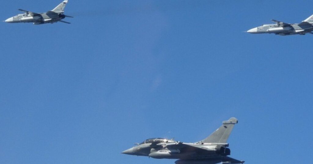 Tiêm kích Rafale Pháp chặn Su-24 Nga trên biển Baltic