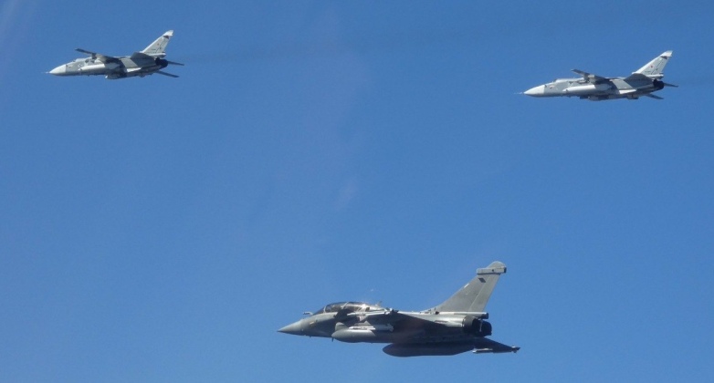 Tiêm kích Rafale Pháp chặn Su-24 Nga trên biển Baltic- Ảnh 1.