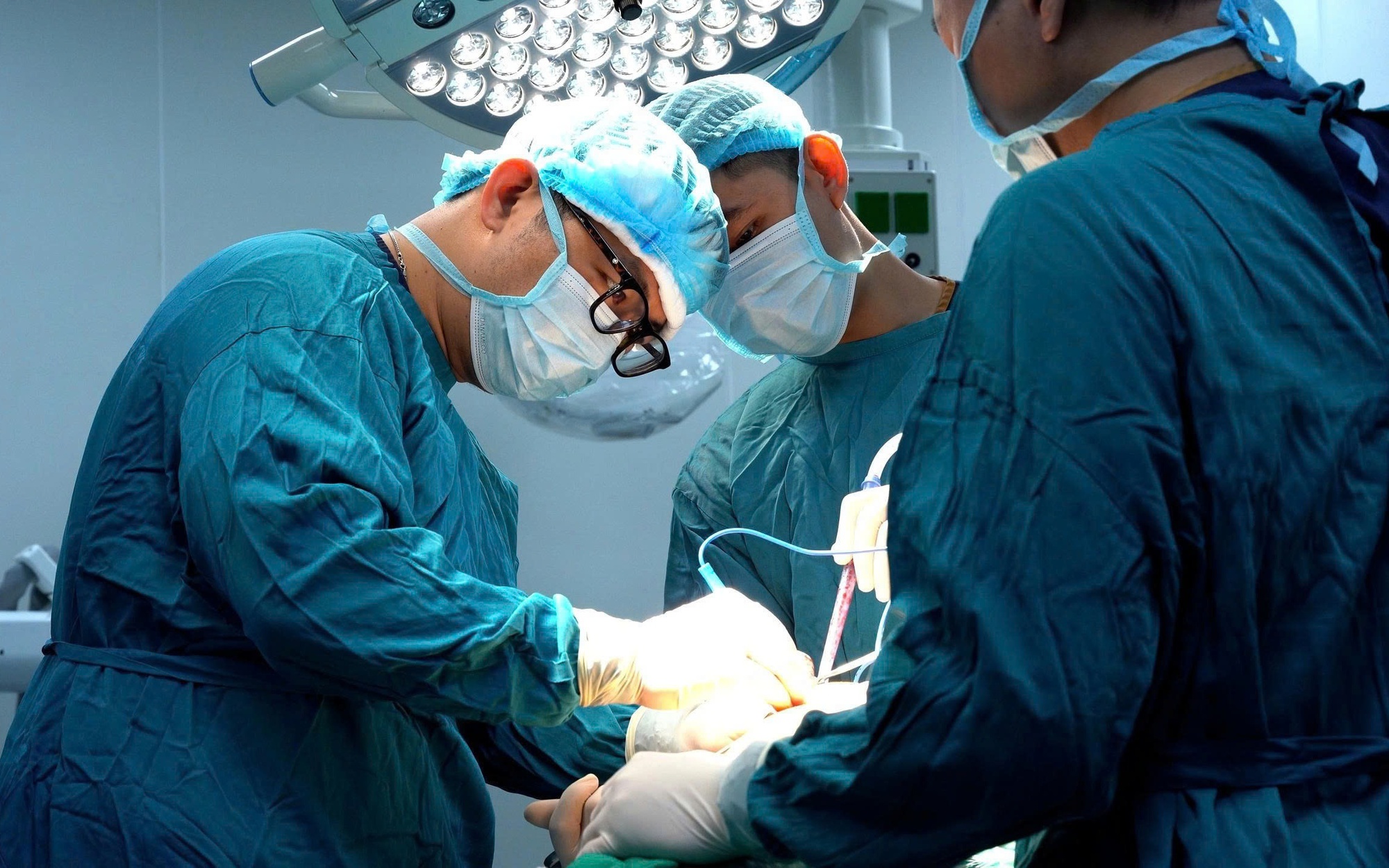 Lướt điện thoại, gõ máy tính sai tư thế,… dễ mắc hội chứng ống cổ tay