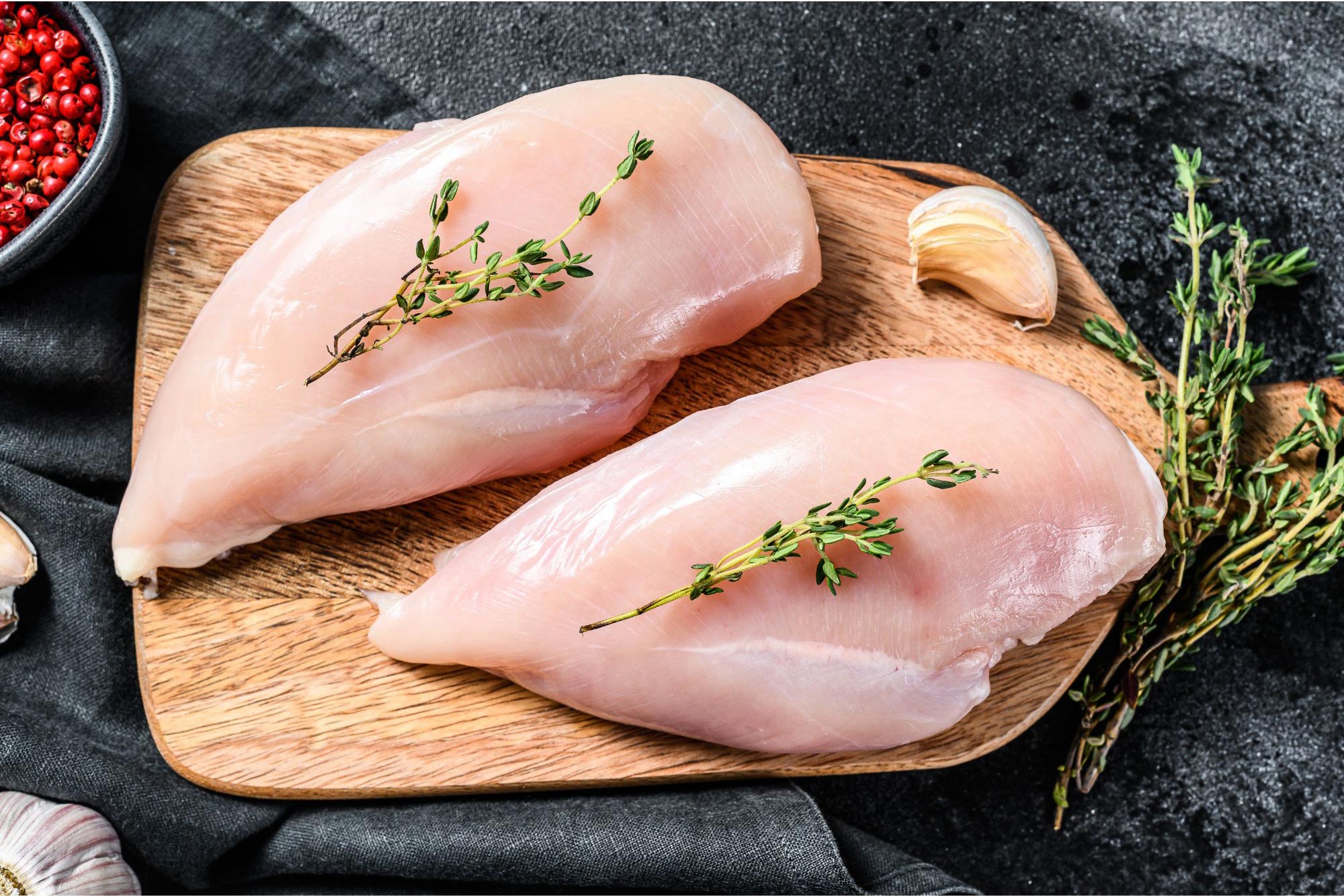 raw-chicken-breast-17791740633001899678766 Nguy cơ 'tổn thọ' ở nam giới từ dưỡng chất quen thuộc trong thực phẩm chức năng- Ảnh 2.