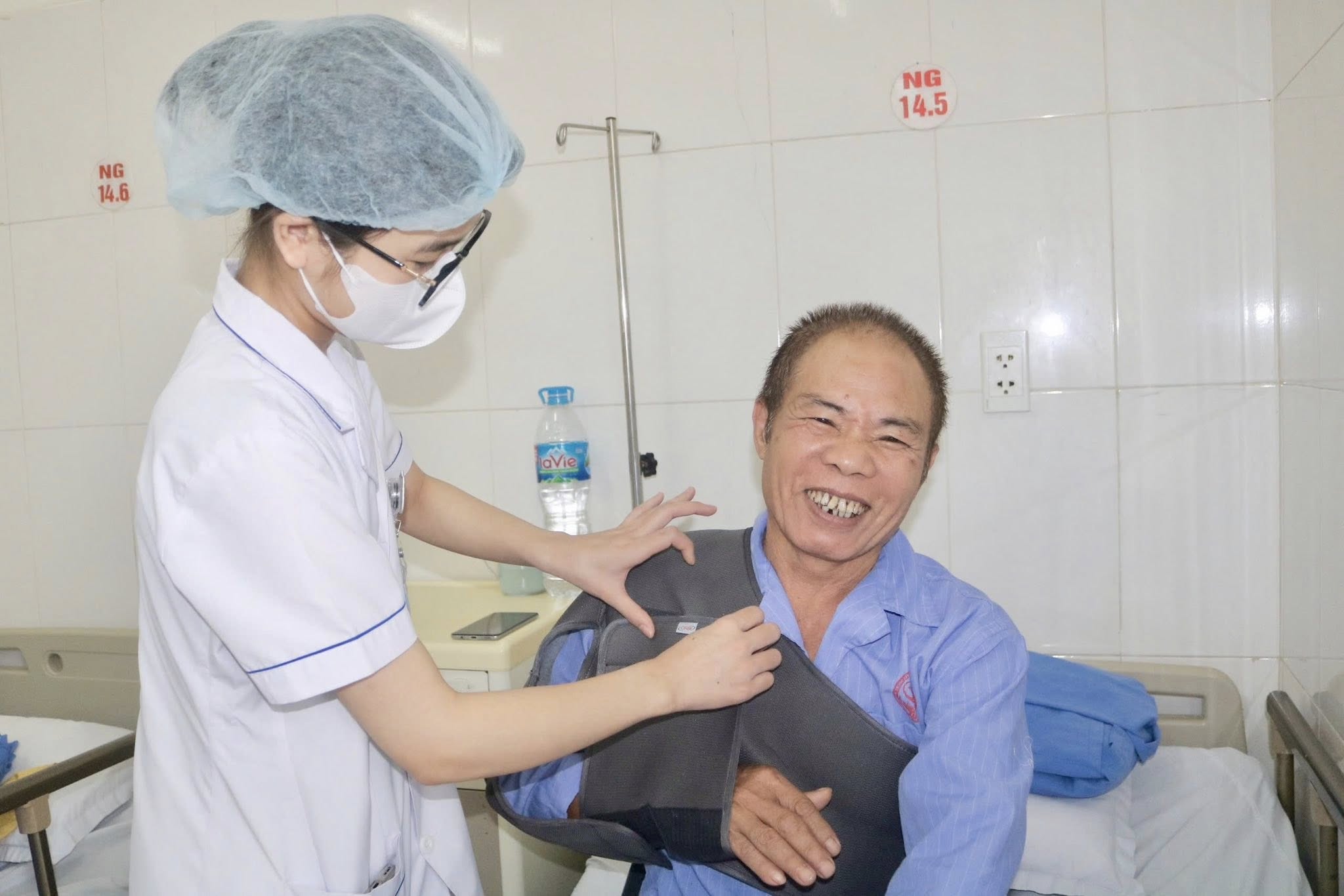 Đau vai kéo dài, đi khám phát hiện bị đứt hoàn toàn cơ trên gai- Ảnh 2.