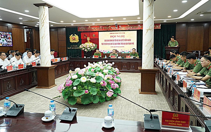 Công viên Lê Nin nhếch nhác, lộn xộn kéo dài, phường Ba Đình ra quân chấn chỉnh- Ảnh 1.