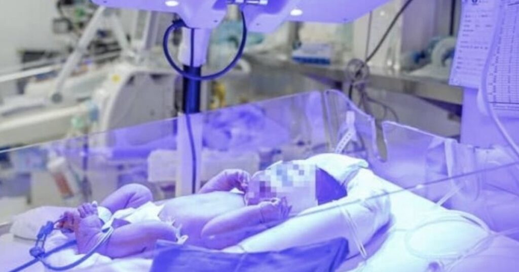 Bé trai sơ sinh mang nhóm ‘máu kim cương’ cực hiếm được cứu sống ngoạn mục