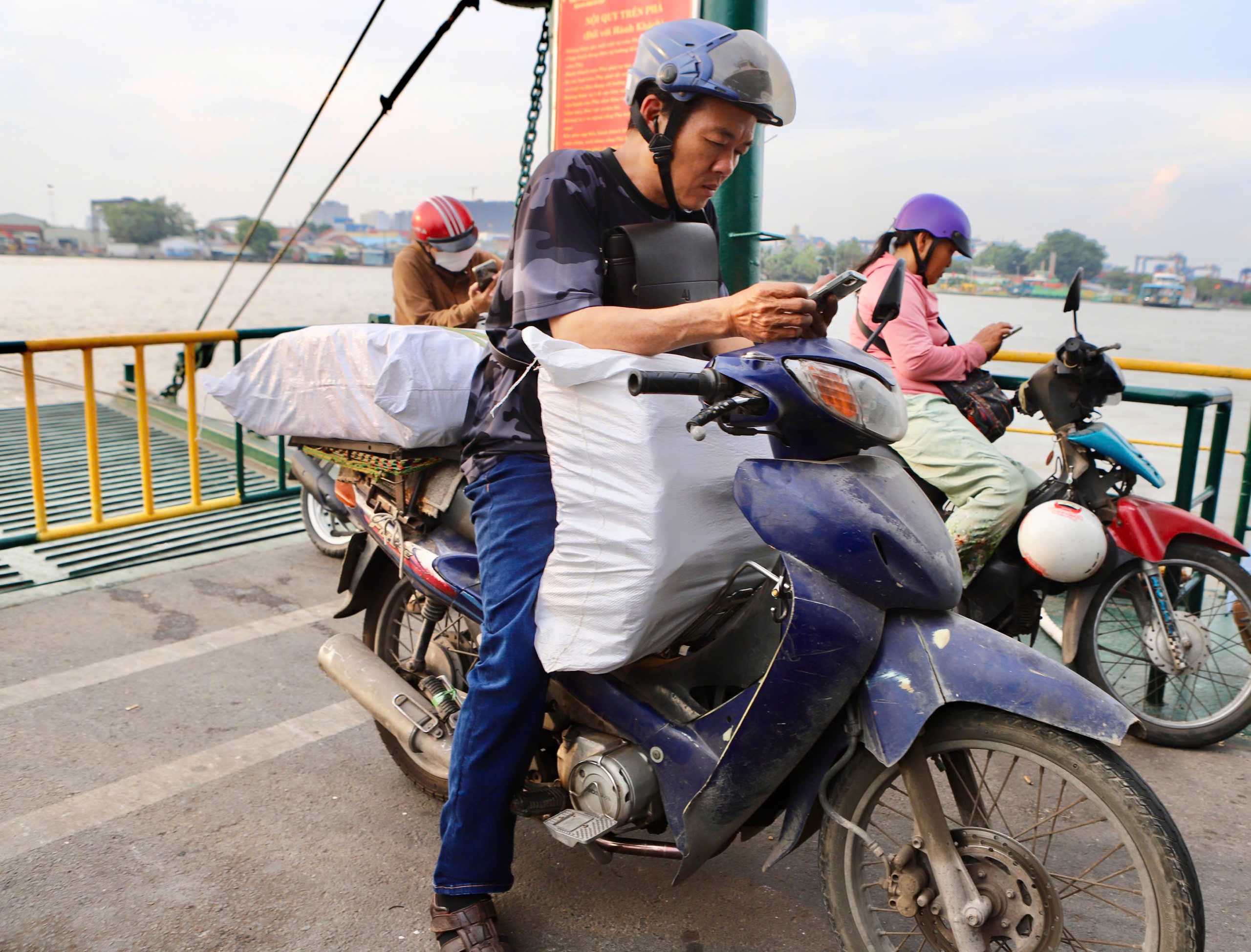Phà Cát Lái ùn ứ khi người dân quay lại TPHCM sau kỳ nghỉ lễ 30/4 – 1/5- Ảnh 8.