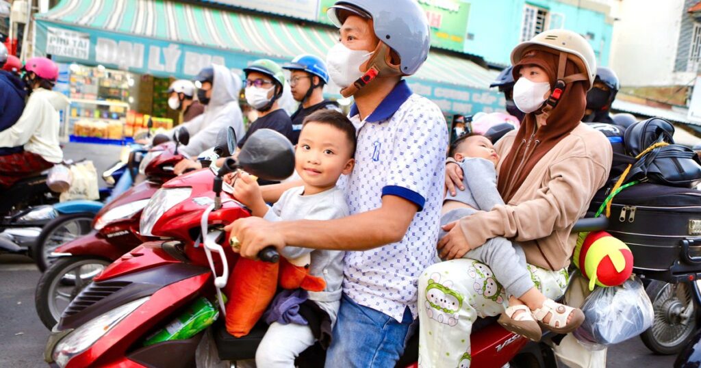 Phà Cát Lái ùn ứ khi người dân quay lại TPHCM sau kỳ nghỉ lễ 30/4 – 1/5