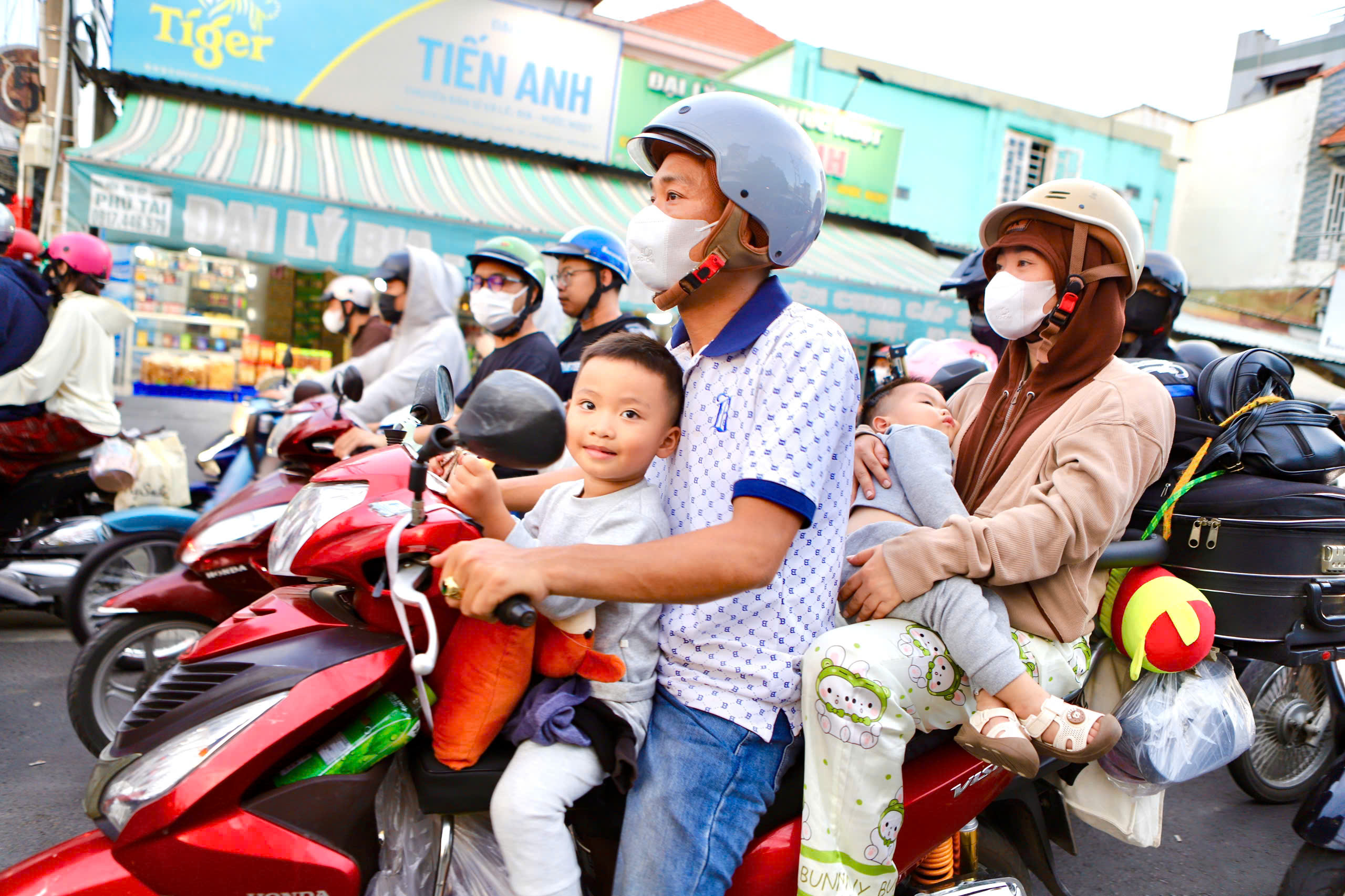 Phà Cát Lái ùn ứ khi người dân quay lại TPHCM sau kỳ nghỉ lễ 30/4 – 1/5- Ảnh 5.