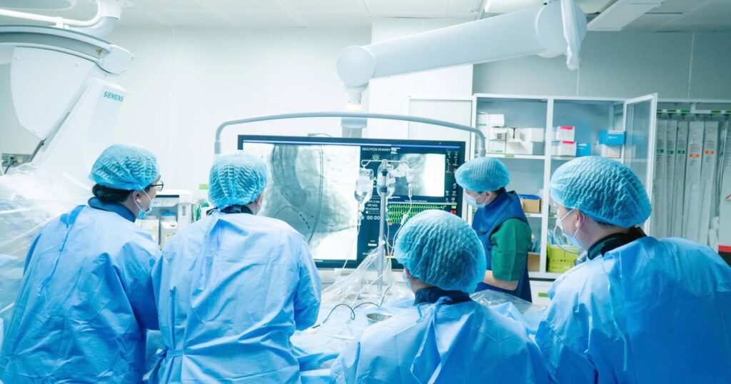 Thay van tim không cần mổ hở cho bệnh nhân có nhiều bệnh nền