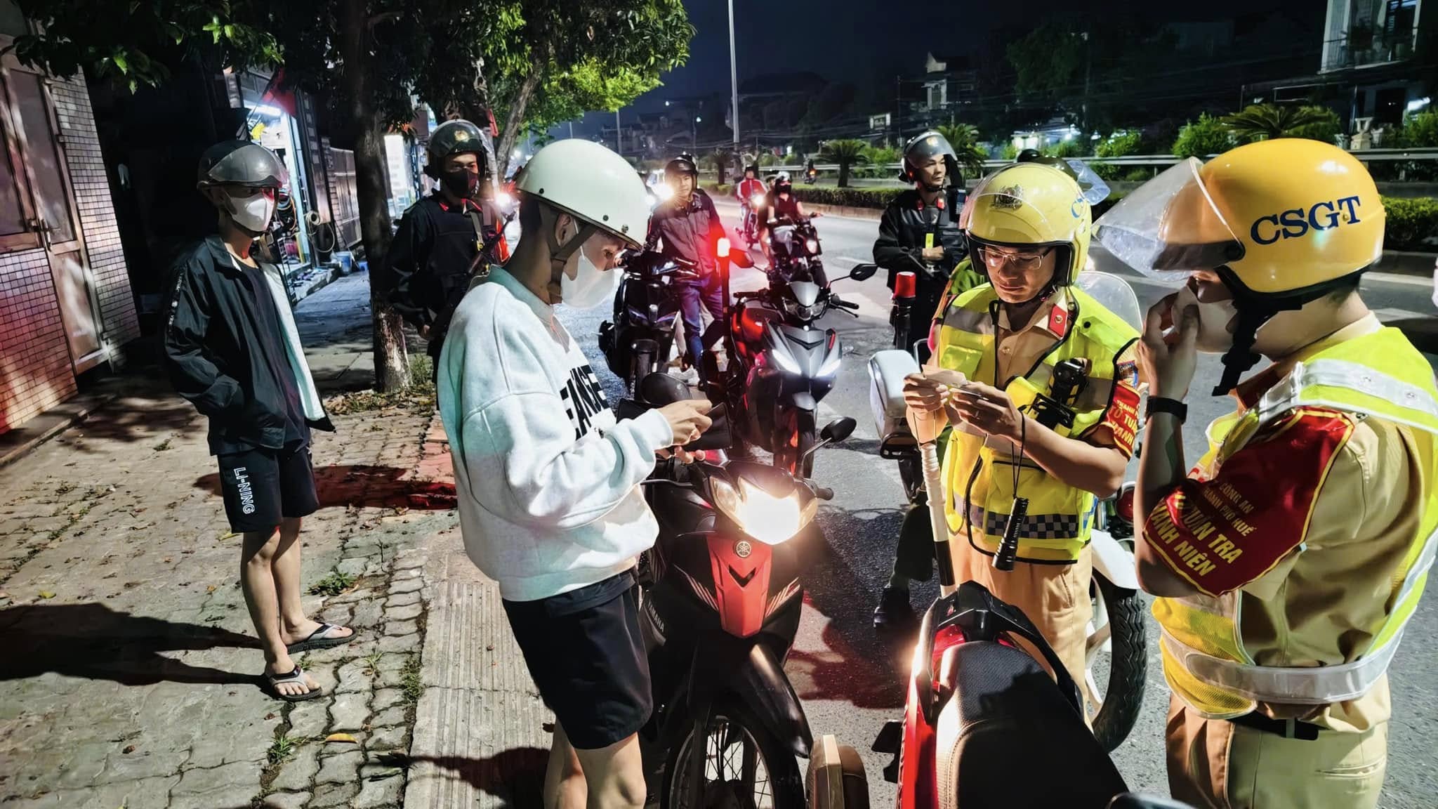 xuyen-dem-tuan-tra-giu-binh-yen-duong-pho-hue-dip-nghi-le-1777606306632979464971 Xuyên đêm tuần tra, giữ bình yên phố phường xứ Huế dịp nghỉ lễ- Ảnh 1.