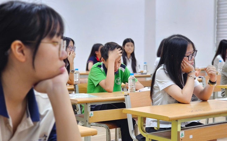 Tỷ lệ chọi lớp 10 Hà Nội vẫn khốc liệt dù 22.000 sĩ tử rời "đường đua" vào trường công