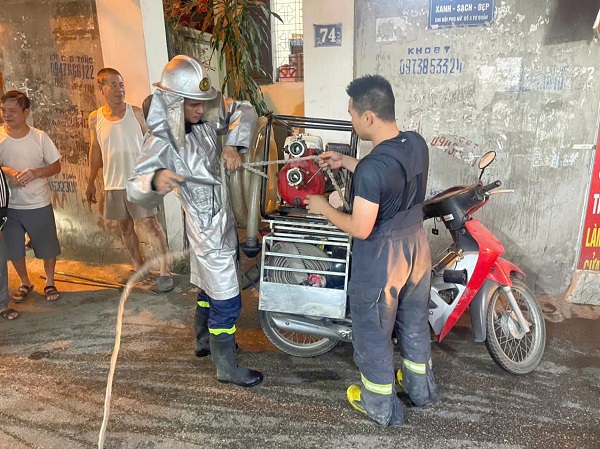 Xe máy chữa cháy luồn ngõ hẹp, kịp dập lửa nhà dân ở Hà Nội- Ảnh 1.