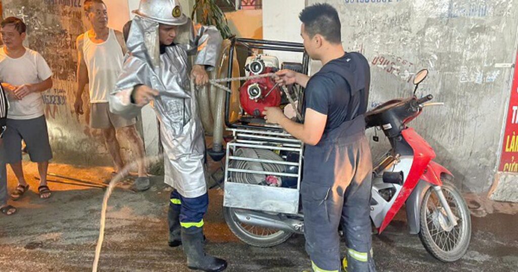 Xe máy chữa cháy luồn ngõ hẹp, kịp dập lửa nhà dân ở Hà Nội