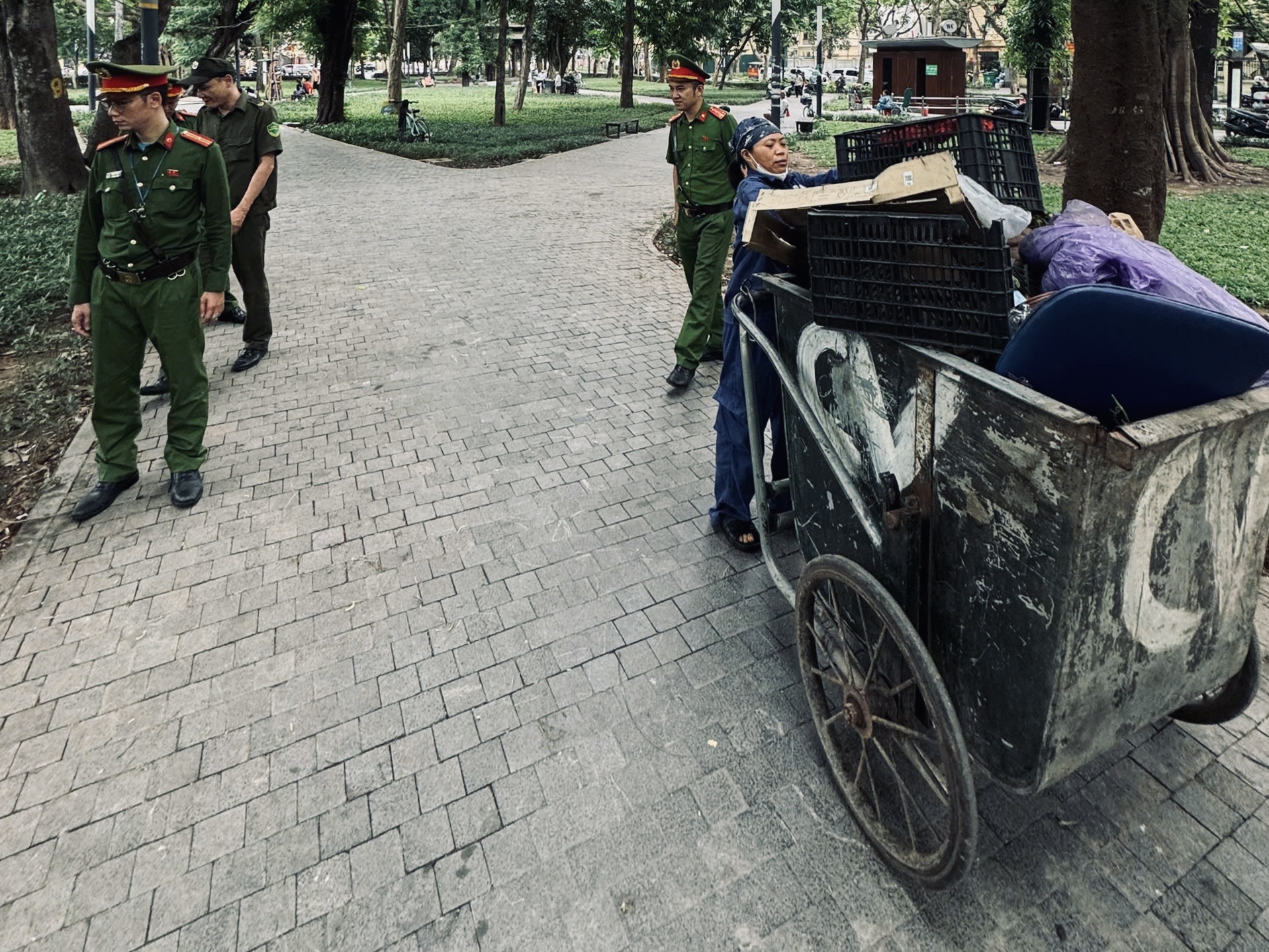 Công viên Lê Nin nhếch nhác, lộn xộn kéo dài, phường Ba Đình ra quân chấn chỉnh- Ảnh 3.