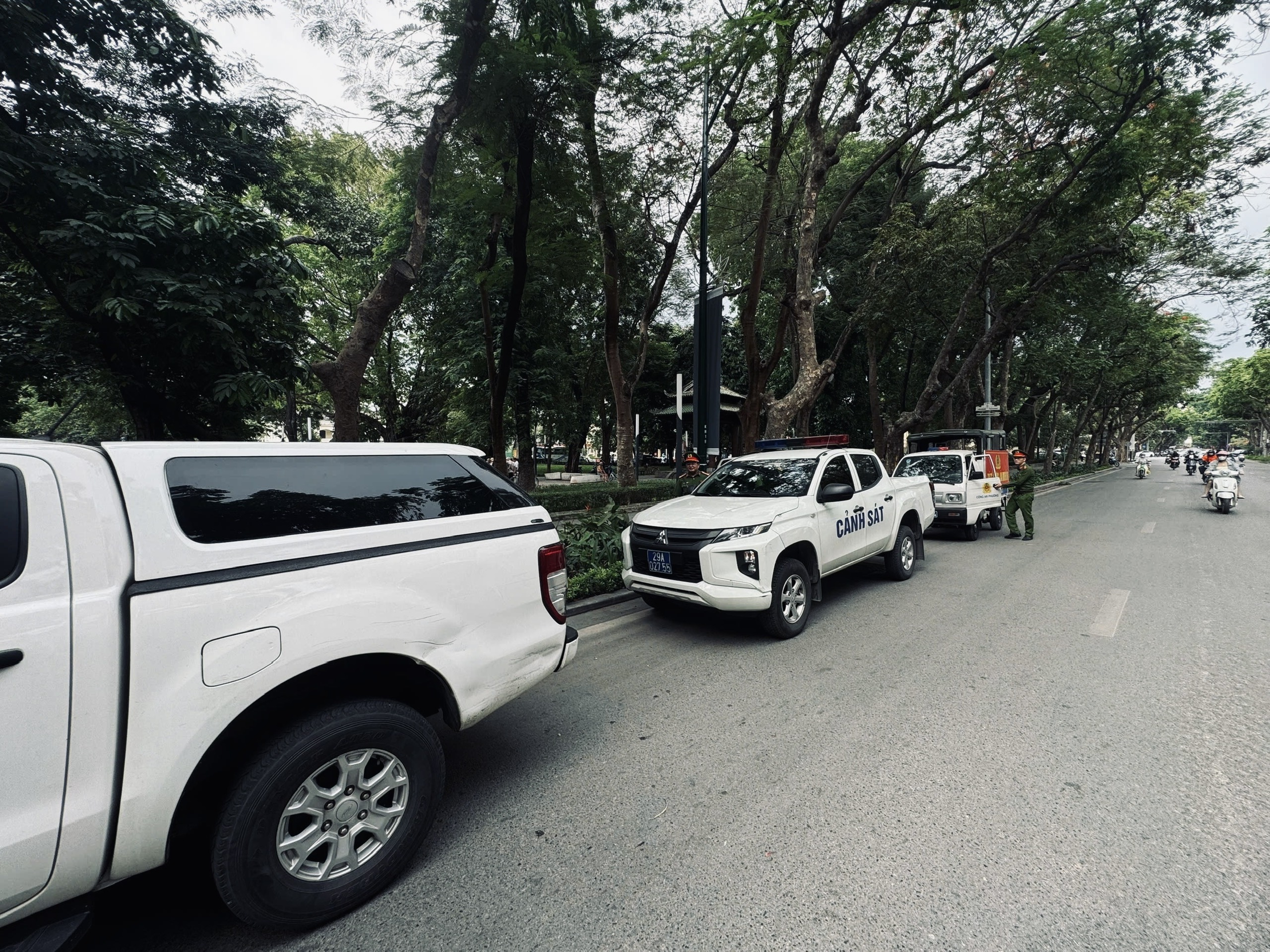 Công viên Lê Nin nhếch nhác, lộn xộn kéo dài, phường Ba Đình ra quân chấn chỉnh- Ảnh 2.