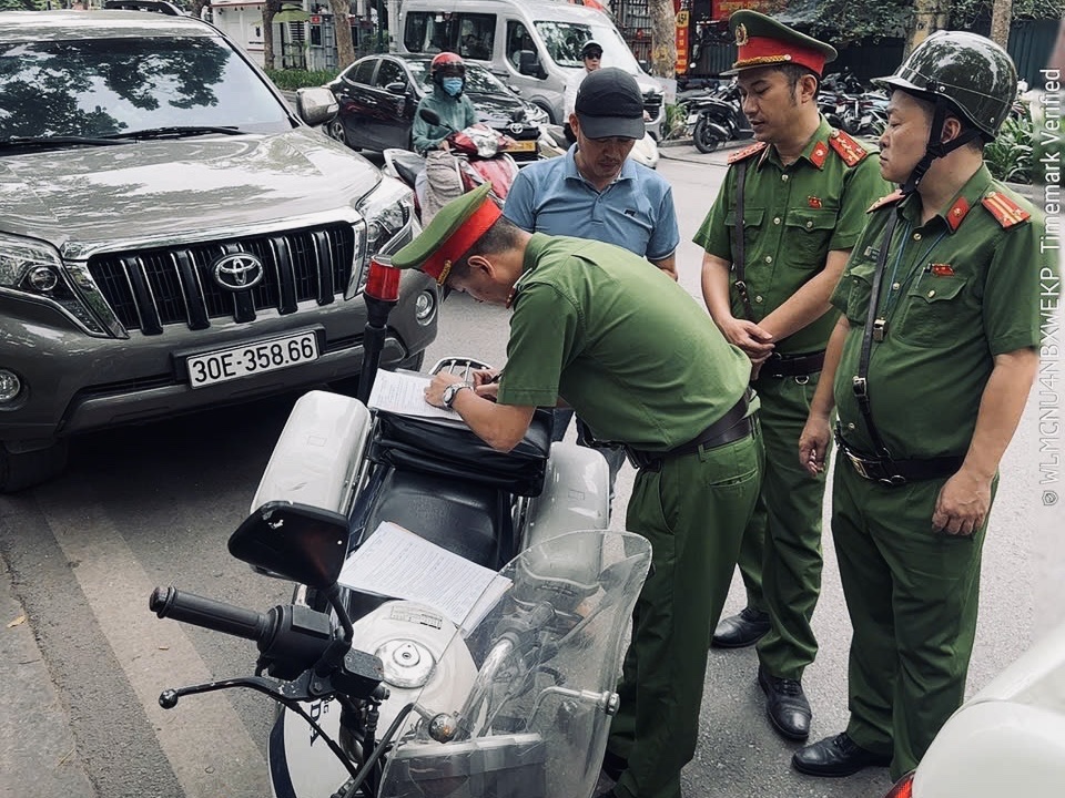 Công viên Lê Nin nhếch nhác, lộn xộn kéo dài, phường Ba Đình ra quân chấn chỉnh- Ảnh 4.
