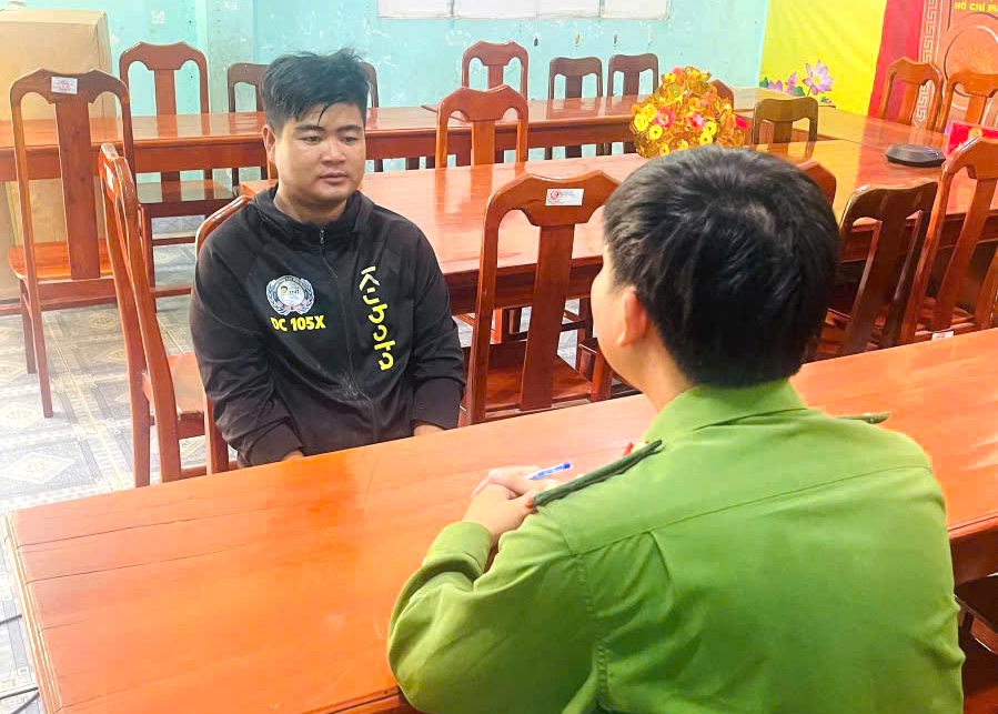 Thanh niên 19 tuổi đeo khẩu trang, cầm dao cướp 300.000 đồng ở Bách Hóa Xanh- Ảnh 2.