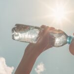 Nắng nóng đỉnh điểm: Có phải uống càng nhiều nước càng tốt?