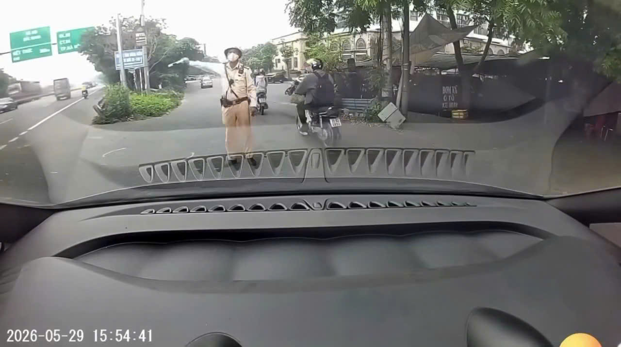 Xử phạt một người trong vụ 'thầy dạy lái xe' gây xôn xao tại Hà Nội- Ảnh 2.
