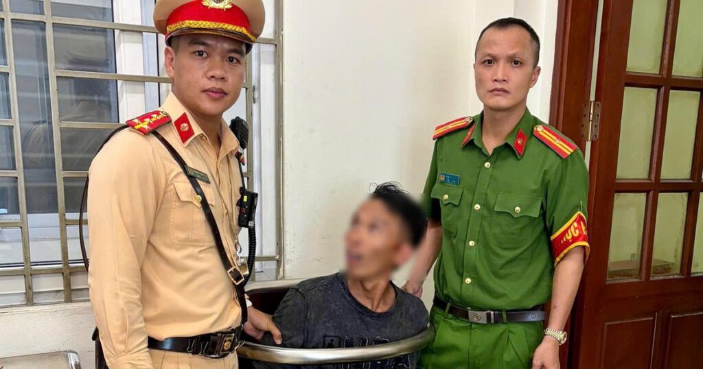 Thanh niên cầm bồ cào chặn xe, đập phá tài sản giữa phố Hà Nội