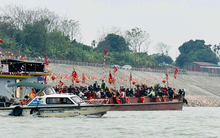 Cha cho con nhỏ cầm lái ca nô 3 phút, loạt vi phạm bị phát hiện- Ảnh 1.