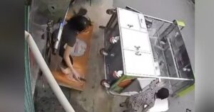 Vừa nghỉ hè, con trai đu quầy bán nước mới khai trương của mẹ vỡ tan tành
