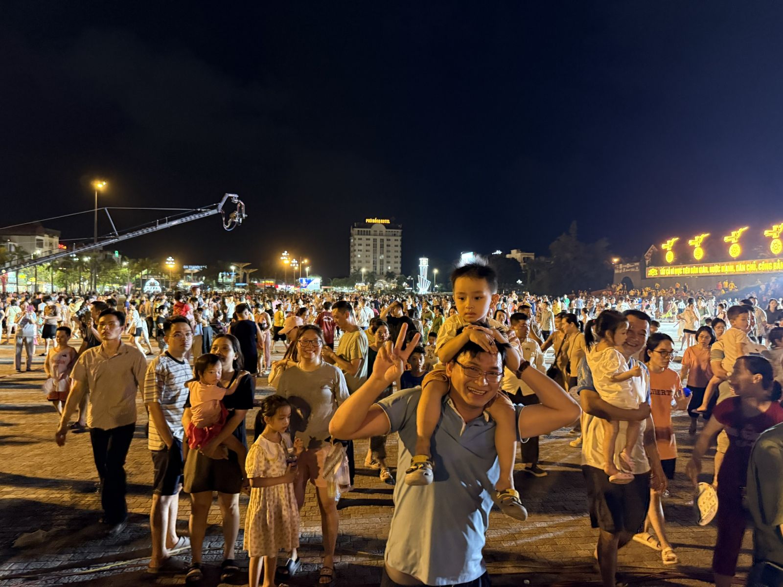 Người dân đứng kín phố xem đêm quân nhạc đầu tiên tại Thanh Hóa- Ảnh 1.