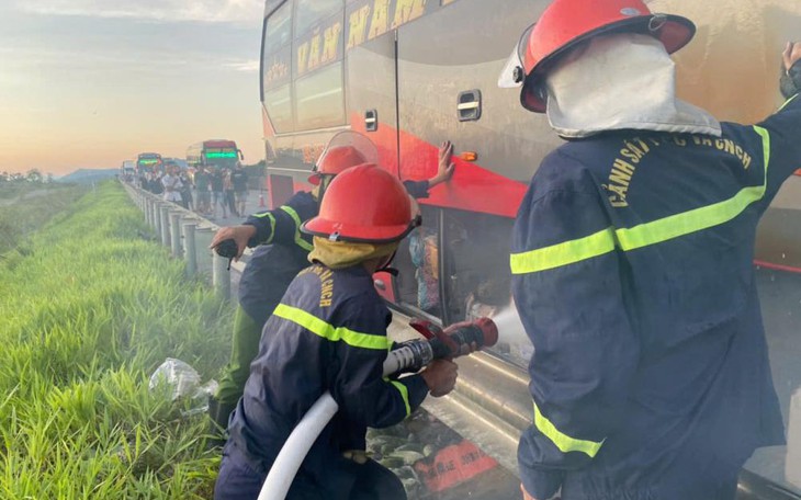 Cháy xe khách giường nằm trên cao tốc, 33 hành khách thoát nạn