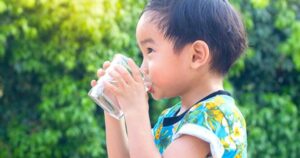 Cách bổ sung nước và điện giải an toàn cho học sinh khi thời tiết nắng nóng kéo dài