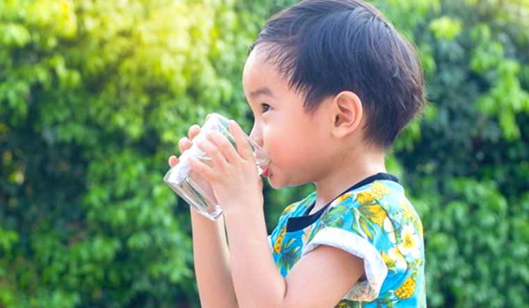 Cách bổ sung nước và điện giải an toàn cho học sinh khi thời tiết nắng nóng kéo dài- Ảnh 1.