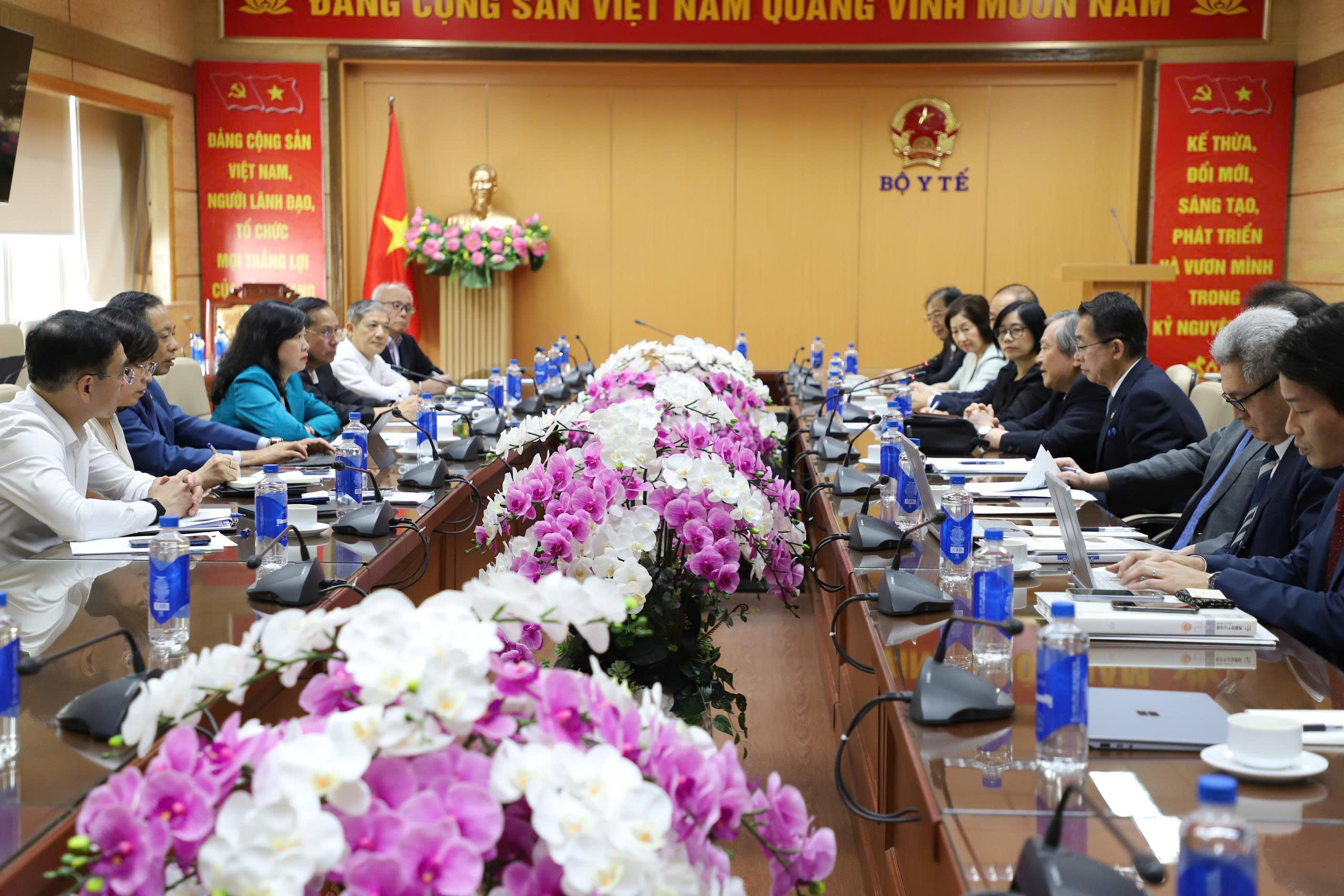 Bộ trưởng Đào Hồng Lan tiếp Chủ tịch trường Đại học Quốc tế Y tế phúc lợi Nhật Bản- Ảnh 3.