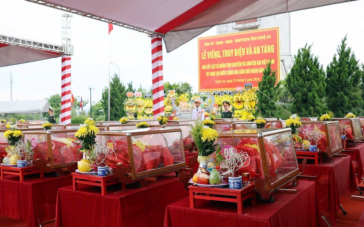 Thủ tướng Lê Minh Hưng dự lễ an táng 28 hài cốt liệt sĩ quân tình nguyện tại Quảng Trị- Ảnh 3.