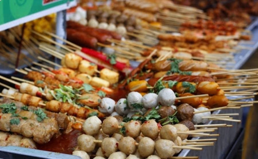 Những món ăn bán cổng trường phụ huynh cần lưu ý- Ảnh 1.